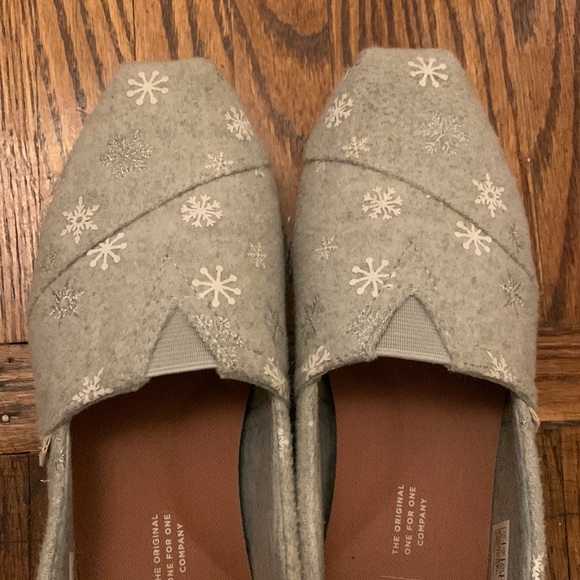 TOMS snowflake print size 6 shoes - Picture 2 of 3